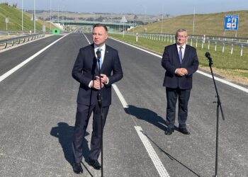 04.10.2021. Widoma. Uroczyste otwarcie kolejnego odcinka trasy S7. Na zdjęciu (od lewej): Andrzej Duda - prezydent RP, Andrzej Adamczyk - minister infrastruktury / Jarosław Kubalski / Radio Kielce