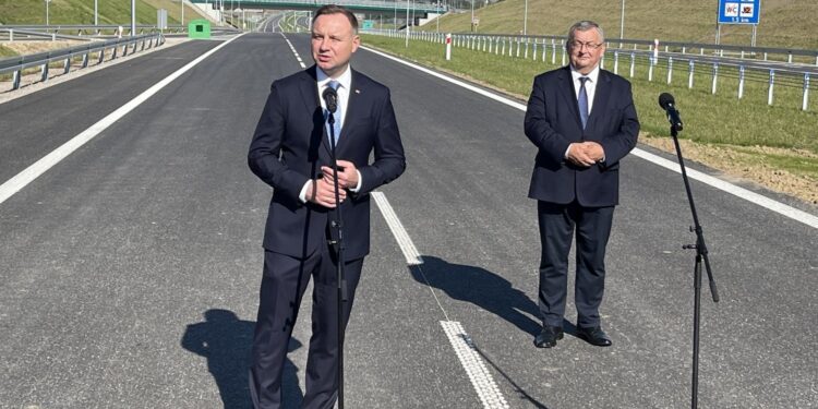 04.10.2021. Widoma. Uroczyste otwarcie kolejnego odcinka trasy S7. Na zdjęciu (od lewej): Andrzej Duda - prezydent RP, Andrzej Adamczyk - minister infrastruktury / Jarosław Kubalski / Radio Kielce