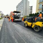26.10.2021. Kielce. Układanie pierwszej warstwy nawierzchni na ul. Starej / Jarosław Kubalski / Radio Kielce