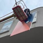 06.10.2021. Kielce. Montaż fotografii w kasetonach na budynku Kieleckiego Centrum Kultury / Jarosław Kubalski / Radio Kielce