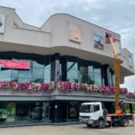 06.10.2021. Kielce. Montaż fotografii w kasetonach na budynku Kieleckiego Centrum Kultury / Jarosław Kubalski / Radio Kielce