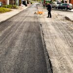 26.10.2021. Kielce. Układanie pierwszej warstwy nawierzchni na ul. Starej / Jarosław Kubalski / Radio Kielce