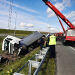 14.10.2021. Kielce. Trasa S7 - węzeł Kielce Południe. Ciężarówka w rowie / Jarosław Kubalski / Radio Kielce