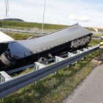 14.10.2021. Kielce. Trasa S7 - węzeł Kielce Południe. Ciężarówka w rowie / Jarosław Kubalski / Radio Kielce