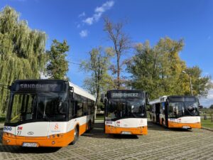 01.10.2021. Sandomierz. Przekazanie przyjaznych dla środowiska autobusów / Grażyna Szlęzak-Wójcik / Radio Kielce