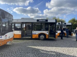 01.10.2021. Sandomierz. Przekazanie przyjaznych dla środowiska autobusów / Grażyna Szlęzak-Wójcik / Radio Kielce