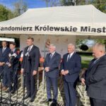 01.10.2021. Sandomierz. Przekazanie przyjaznych dla środowiska autobusów. Na zdjęciu (od lewej): Angelika Kędzierska - naczelnik wydziału nadzoru komunalnego w Urzędzie Miasta, Piotr Chojnacki -wiceprzewodniczący Rady Miasta Sandomierza, Piotr Sołtyk - prezes PGKiM w Sandomierzu, Marcin Marzec - burmistrz Sandomierza, Andrzej Bętkowski - marszałek województwa świętokrzyskiego,  Janusz Stasiak - wiceburmistrz Sandomierza / Grażyna Szlęzak-Wójcik / Radio Kielce