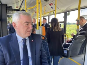 01.10.2021. Sandomierz. Przekazanie przyjaznych dla środowiska autobusów. Na zdjęciu: Andrzej Bętkowski - marszałek województwa świętokrzyskiego / Grażyna Szlęzak-Wójcik / Radio Kielce