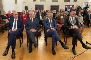 01.10.2021. Sandomierz. Jubileusz Muzeum Okręgowego w Sandomierzu. Na zdjęciu (od lewej): Paweł Niedźwiedź - wicestarosta sandomierski, Tomasz Huk - przewodniczący Rady Powiatu Sandomierskiego, Marcin Piwnik - starosta sandomierski, Marcin Marzec burmistrz Sandomierza i Magdalena Kusztal - dyrektor Departamentu Kultury i Dziedzictwa Narodowego w Urzędzie Marszałkowskim Województwa Świętokrzyskiego w Kielcach / Grażyna Szlęzak-Wójcik / Radio Kielce