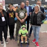 06.10.2021. Sandomierz. Zbiórka na rzecz Bartusia Przychodzkiego. Na zdjęciu (od lewej): Agnieszka, Karol i Łukasz i Bartuś Przychodzcy, Paweł Niedźwiedź - wicestarosta sandomierski, Mariola Szewczyk Fundacja Po Pierwsze, Marcin Piwnik - starosta sandomierski / Anna Szewczyk