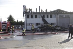 26.10.2021. Bodzentyn. Pożar warsztatu samochodów ciężarowych / Jarosław Kubalski / Radio Kielce