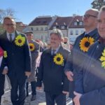 08.10.2021. Sandomierz. Marsz Amazonek. Na zdjęciu (od lewej): Grażyna Rękas - prezes Sandomierskiego Klubu Amazonek, Marcin Piwnik - starosta sandomierski, Marek Łukaszek - wójt gminy Dwikozy, Paweł Niedźwiedź - wicestarosta sandomierski, Marek Kos - dyrektor Szpitala Specjalistycznego im. Ducha Świętego w Sandomierzu / Grażyna Szlęzak-Wójcik / Radio Kielce