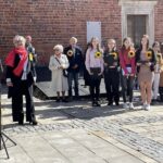 08.10.2021. Sandomierz. Marsz Amazonek. Na zdjęciu (z lewej): Marcin Piwnik - starosta sandomierski , Grażyna Rękas - prezes Sandomierskiego Klubu Amazonek / Grażyna Szlęzak-Wójcik / Radio Kielce