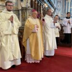 10.10.2021. Sandomierz. Uroczystości ku czci bł Wincentego Kadłubka. Msza święta. Na zdjęciu (w środku): Edward Frankowski -  biskup senior diecezji sandomierskiej / Grażyna Szlęzak-Wójcik / Radio Kielce