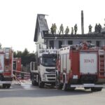 26.10.2021. Bodzentyn. Pożar warsztatu samochodów ciężarowych / Jarosław Kubalski / Radio Kielce