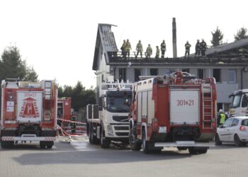 26.10.2021. Bodzentyn. Pożar warsztatu samochodów ciężarowych / Jarosław Kubalski / Radio Kielce