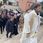 16.10.2021. Staszów. Msza święta z okazji ustanowienia św. Jana Pawła II patronem Staszowa. Na zdjęciu (w środku): Leszek Kopeć - burmistrz Staszowa, biskup Krzysztof Nitkiewicz - ordynariusz diecezji kieleckiej i Anna Krupka - wiceminister kultury, dziedzictwa narodowego i sportu / Grażyna Szlęzak-Wójcik / Radio Kielce