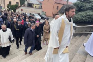 16.10.2021. Staszów. Msza święta z okazji ustanowienia św. Jana Pawła II patronem Staszowa. Na zdjęciu (w środku): Leszek Kopeć - burmistrz Staszowa, biskup Krzysztof Nitkiewicz - ordynariusz diecezji kieleckiej i Anna Krupka - wiceminister kultury, dziedzictwa narodowego i sportu / Grażyna Szlęzak-Wójcik / Radio Kielce