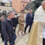 16.10.2021. Staszów. Msza święta z okazji ustanowienia św. Jana Pawła II patronem Staszowa. Na zdjęciu (w środku): Leszek Kopeć - burmistrz Staszowa, biskup Krzysztof Nitkiewicz - ordynariusz diecezji kieleckiej, Anna Krupka - wiceminister kultury, dziedzictwa narodowego i sportu i Marek Kwitek - poseł PiS / Grażyna Szlęzak-Wójcik / Radio Kielce