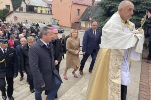 16.10.2021. Staszów. Msza święta z okazji ustanowienia św. Jana Pawła II patronem Staszowa. Na zdjęciu (w środku): Leszek Kopeć - burmistrz Staszowa, biskup Krzysztof Nitkiewicz - ordynariusz diecezji kieleckiej, Anna Krupka - wiceminister kultury, dziedzictwa narodowego i sportu i Marek Kwitek - poseł PiS / Grażyna Szlęzak-Wójcik / Radio Kielce