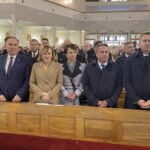 16.10.2021. Staszów. Msza święta z okazji ustanowienia św. Jana Pawła II patronem Staszowa. Na zdjęciu (od lewej): Marek Kwitek - poseł PiS, Anna Krupka - wiceminister kultury, dziedzictwa narodowego i sportu, Barbara Kopeć, Leszek Kopeć - burmistrz Staszowa i Michał Cieślak - minister w Kancelarii Prezesa Rady Ministrów / Grażyna Szlęzak-Wójcik / Radio Kielce