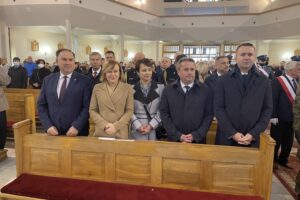 16.10.2021. Staszów. Msza święta z okazji ustanowienia św. Jana Pawła II patronem Staszowa. Na zdjęciu (od lewej): Marek Kwitek - poseł PiS, Anna Krupka - wiceminister kultury, dziedzictwa narodowego i sportu, Barbara Kopeć, Leszek Kopeć - burmistrz Staszowa i Michał Cieślak - minister w Kancelarii Prezesa Rady Ministrów / Grażyna Szlęzak-Wójcik / Radio Kielce