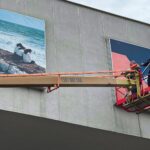 06.10.2021. Kielce. Montaż fotografii w kasetonach na budynku Kieleckiego Centrum Kultury / Jarosław Kubalski / Radio Kielce