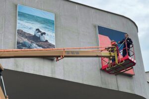 06.10.2021. Kielce. Montaż fotografii w kasetonach na budynku Kieleckiego Centrum Kultury / Jarosław Kubalski / Radio Kielce