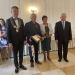 06.10.2021. Mirzec. Jubileusz długoletniego pożycia małżeńskiego. Na zdjęciu (od lewej): wójt Mirosław Seweryn, Irena i Wiesław Podgórscy, poseł Krzysztof Lipiec / Anna Głąb / Radio Kielce