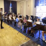 17.10.2021. Strawczyn. Koncert na zwieńczenie warsztatów muzycznych „Z muzyką za pan brat” / Wiktor Taszłow / Radio Kielce