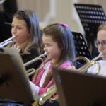 17.10.2021. Strawczyn. Koncert na zwieńczenie warsztatów muzycznych „Z muzyką za pan brat” / Wiktor Taszłow / Radio Kielce