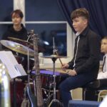 17.10.2021. Strawczyn. Koncert na zwieńczenie warsztatów muzycznych „Z muzyką za pan brat” / Wiktor Taszłow / Radio Kielce