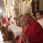 18.10.2021. Wąchock. 70. rocznica powrotu cystersów do Wąchocka. Msza święta której przewodniczył kardynał Stanisław Dziwisz / Wiktor Taszłow / Radio Kielce