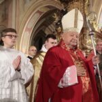 18.10.2021. Wąchock. 70. rocznica powrotu cystersów do Wąchocka. Msza święta której przewodniczył kardynał Stanisław Dziwisz / Wiktor Taszłow / Radio Kielce