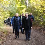 19.10.2021. Góra Zelejowa. Uroczyste otwarcie ścieżki geoturystycznej. Na zdjęciu: Renata Janik - wicemarszałek województwa świętokrzyskiego, Marek Bogusławski - wicemarszałek województwa świętokrzyskiego / Wiktor Taszłow / Radio Kielce