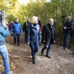 19.10.2021. Góra Zelejowa. Uroczyste otwarcie ścieżki geoturystycznej. Na zdjęciu: Renata Janik - wicemarszałek województwa świętokrzyskiego, Marek Bogusławski - wicemarszałek województwa świętokrzyskiego / Wiktor Taszłow / Radio Kielce