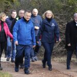 19.10.2021. Góra Zelejowa. Uroczyste otwarcie ścieżki geoturystycznej. Na zdjęciu (w pierwszym rzędzie, od lewej): Renata Janusz - dyrektor hali widowiskowo-sportowej "Pod Basztami" w Chęcinach, Robert Jaworski - burmistrz gminy i miasta Chęciny, Renata Janik - wicemarszałek województwa świętokrzyskiego, Marek Bogusławski - wicemarszałek województwa świętokrzyskiego / Wiktor Taszłow / Radio Kielce