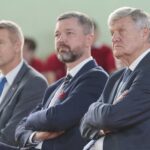 19.10.2021. Nowiny. Nadanie imienia Liceum Ogólnokształcącemu w Nowinach. Na zdjęciu (od lewej): Bogdan Wenta - prezydent Kielc, Sebastian Nowaczkiewicz - wójt Nowin, Włodzimierz Lubański / Wiktor Taszłow / Radio Kielce