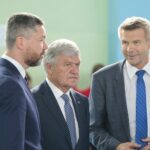 19.10.2021. Nowiny. Nadanie imienia Liceum Ogólnokształcącemu w Nowinach. Na zdjęciu (od lewej): Sebastian Nowaczkiewicz - wójt Nowin, Włodzimierz Lubański, Bogdan Wenta - prezydent Kielc / Wiktor Taszłow / Radio Kielce