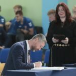 19.10.2021. Nowiny. Nadanie imienia Liceum Ogólnokształcącemu w Nowinach. Na zdjęciu (od lewej): Sebastian Nowaczkiewicz - wójt Nowin, Kornelia Bem-Kozieł - dyrektor szkoły / Wiktor Taszłow / Radio Kielce