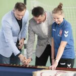 19.10.2021. Nowiny. Nadanie imienia Liceum Ogólnokształcącemu w Nowinach. Na zdjęciu (od lewej): Radosław Wasiak, Sławomir Szmal / Wiktor Taszłow / Radio Kielce