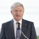 19.10.2021. Nowiny. Nadanie imienia Liceum Ogólnokształcącemu w Nowinach. Na zdjęciu: Włodzimierz Lubański / Wiktor Taszłow / Radio Kielce