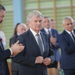 19.10.2021. Nowiny. Nadanie imienia Liceum Ogólnokształcącemu w Nowinach. Na zdjęciu (w środku): Włodzimierz Lubański / Wiktor Taszłow / Radio Kielce