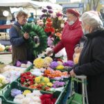 21.10.2021. Kielce. Przygotowania na Wszystkich Świętych. Kwiaty / Wiktor Taszłow / Radio Kielce