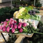 21.10.2021. Kielce. Przygotowania na Wszystkich Świętych. Kwiaty / Wiktor Taszłow / Radio Kielce