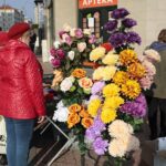 21.10.2021. Kielce. Przygotowania na Wszystkich Świętych. Kwiaty / Wiktor Taszłow / Radio Kielce