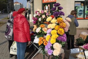 21.10.2021. Kielce. Przygotowania na Wszystkich Świętych. Kwiaty / Wiktor Taszłow / Radio Kielce