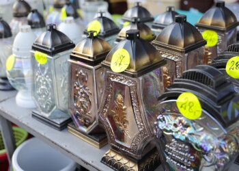 Duży ruch w miejscach sprzedaży zniczy - Radio Kielce 21.10.2021. Kielce. Przygotowania na Wszystkich Świętych. Znicze / Wiktor Taszłow / Radio Kielce