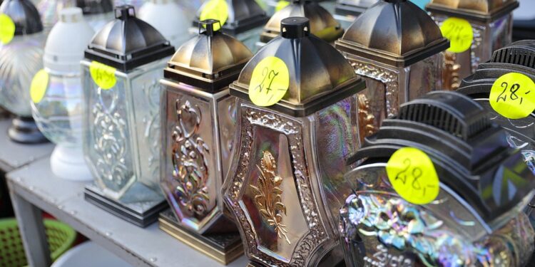 Duży ruch w miejscach sprzedaży zniczy - Radio Kielce 21.10.2021. Kielce. Przygotowania na Wszystkich Świętych. Znicze / Wiktor Taszłow / Radio Kielce