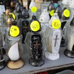 21.10.2021. Kielce. Przygotowania na Wszystkich Świętych. Znicze / Wiktor Taszłow / Radio Kielce